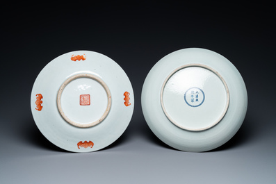 Un plat en porcelaine de Chine famille verte et un en famille rose, 19&egrave;me