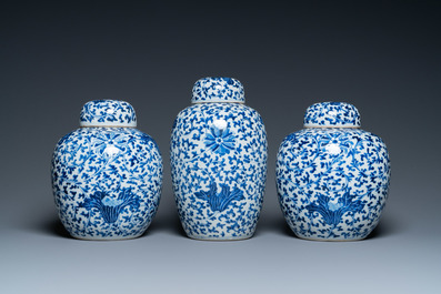 Drie Chinese blauw-witte dekselpotten met florale slingers, 19e eeuw