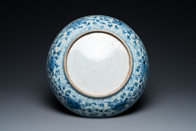 Un plat en porcelaine de Chine en bleu et blanc &agrave; d&eacute;cor d'un rocher, Ming
