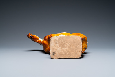 Un mod&egrave;le d'un cheval en terre cuite &agrave; gla&ccedil;ure ambre et beige, Chine, Tang