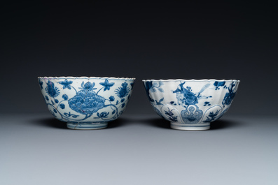 Twee Chinese blauw-witte kommen, Kangxi en Wanli