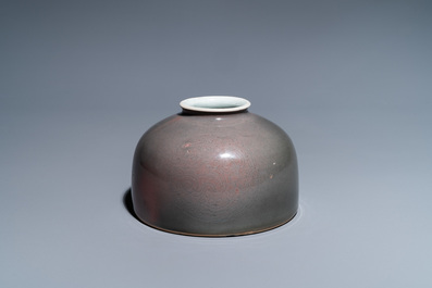 Un pot &agrave; eau en porcelaine de Chine &agrave; &eacute;mail 'fleur de p&ecirc;cher', marque de Kangxi, 19/20&egrave;me