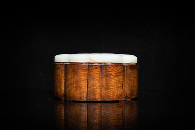 Une bo&icirc;te en bois au couvercle en jade blanche en forme de ruyi, Chine, 18/19&egrave;me