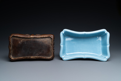 Une jardini&egrave;re en porcelaine de Chine bleu de lavande monochrome sur socle en bois sculpt&eacute;, marque de Yongzheng, R&eacute;publique