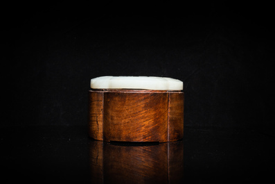 Une bo&icirc;te en bois au couvercle en jade blanche en forme de ruyi, Chine, 18/19&egrave;me