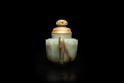 Een Chinese theepot in lichte celadon jade, Qing