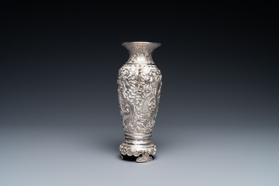 Un vase en argent figurant le caract&egrave;re 'Fu', Chine, 19/20&egrave;me