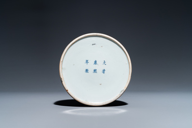 Un pot &agrave; eau en porcelaine de Chine &agrave; &eacute;mail 'fleur de p&ecirc;cher', marque de Kangxi, 19/20&egrave;me