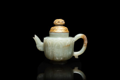 Een Chinese theepot in lichte celadon jade, Qing