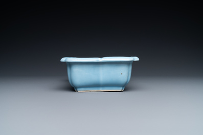 Une jardini&egrave;re en porcelaine de Chine bleu de lavande monochrome sur socle en bois sculpt&eacute;, marque de Yongzheng, R&eacute;publique