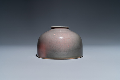 Un pot &agrave; eau en porcelaine de Chine &agrave; &eacute;mail 'fleur de p&ecirc;cher', marque de Kangxi, 19/20&egrave;me