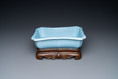 Une jardini&egrave;re en porcelaine de Chine bleu de lavande monochrome sur socle en bois sculpt&eacute;, marque de Yongzheng, R&eacute;publique