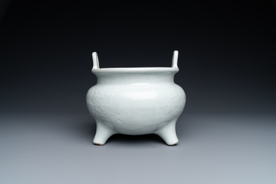 Een grote Chinese blanc de Chine wierookbrander met houten sokkel en deksel met jade dekselknop, 18/19e eeuw