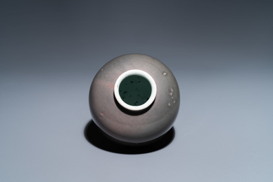 Un pot &agrave; eau en porcelaine de Chine &agrave; &eacute;mail 'fleur de p&ecirc;cher', marque de Kangxi, 19/20&egrave;me