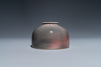 Un pot &agrave; eau en porcelaine de Chine &agrave; &eacute;mail 'fleur de p&ecirc;cher', marque de Kangxi, 19/20&egrave;me