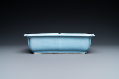 Une jardini&egrave;re en porcelaine de Chine bleu de lavande monochrome sur socle en bois sculpt&eacute;, marque de Yongzheng, R&eacute;publique