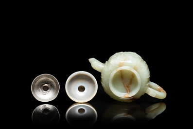 Een Chinese theepot in lichte celadon jade, Qing
