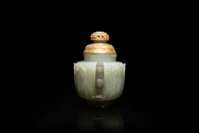 Een Chinese theepot in lichte celadon jade, Qing