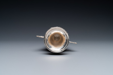 Un vase en argent figurant le caract&egrave;re 'Fu', Chine, 19/20&egrave;me