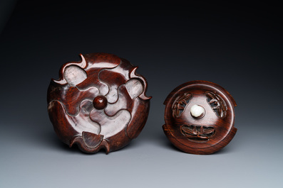 Een grote Chinese blanc de Chine wierookbrander met houten sokkel en deksel met jade dekselknop, 18/19e eeuw