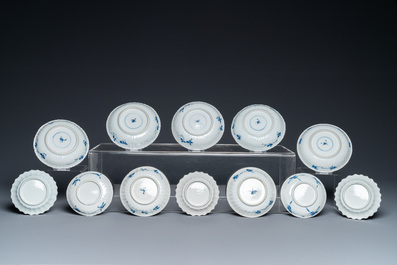 Drie&euml;ntwintig Chinese blauw-witte schotels en zeventien koppen, Kangxi