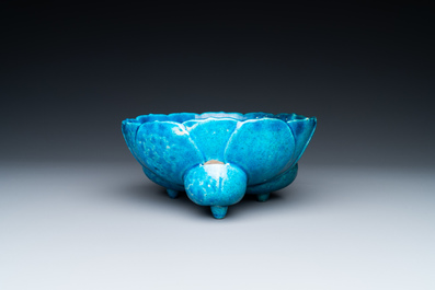 Een Chinese monochrome turquoise bloemvormige kom op houten sokkel, 19/20e eeuw