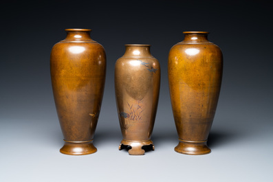 Trois vases en bronze incrust&eacute; d'argent et de cuivre, Japon, Meiji, 19&egrave;me