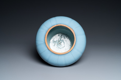 Een Chinese monochrome lavendelblauwe vaas, Qianlong