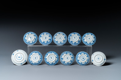 Drie&euml;ntwintig Chinese blauw-witte schotels en zeventien koppen, Kangxi