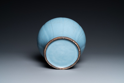 Een Chinese monochrome lavendelblauwe vaas, Qianlong