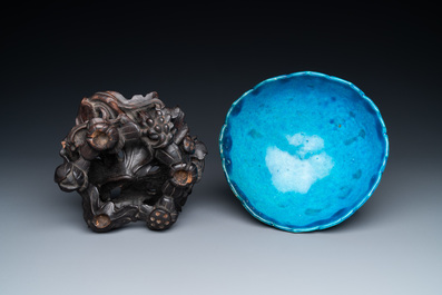 Een Chinese monochrome turquoise bloemvormige kom op houten sokkel, 19/20e eeuw