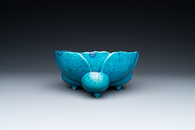 Een Chinese monochrome turquoise bloemvormige kom op houten sokkel, 19/20e eeuw