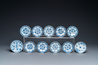 Drie&euml;ntwintig Chinese blauw-witte schotels en zeventien koppen, Kangxi
