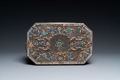 Rare coffret imp&eacute;rial en filigrane d'argent dor&eacute; et &eacute;maill&eacute; incrust&eacute; de pierres pr&eacute;cieuses, Chine, Qianlong