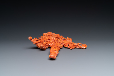 Un groupe figurant Guanyin en corail rouge sculpt&eacute;, Chine, 19/20&egrave;me