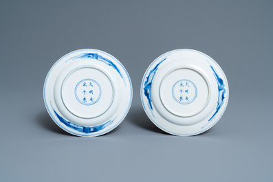 Een paar Chinese blauw-witte borden met een boot bij de oever, Chenghua merk, Kangxi