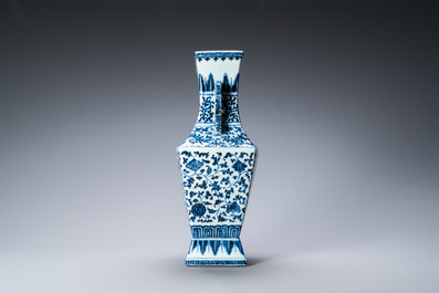 Een Chinese blauw-witte vaas met florale slingers, Qianlong