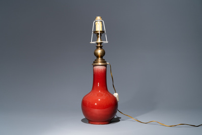 Un vase de forme bouteille en porcelaine de Chine langyao monochrome transform&eacute; en lampe, 19&egrave;me