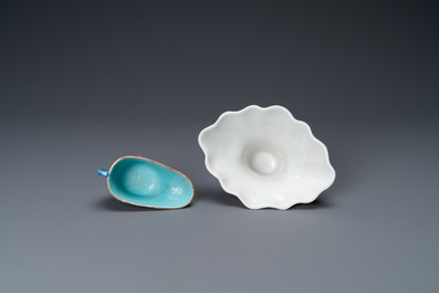 Een Chinese blanc de Chine libation cup en een koraalrode met vergulding, Kangxi en 19e eeuw