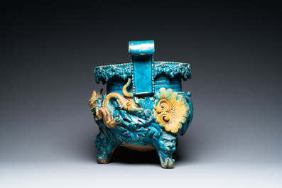 Een grote Chinese fahua wierookbrander met houten voet en deksel met kwarts dekselknop, Ming