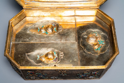 Rare coffret imp&eacute;rial en filigrane d'argent dor&eacute; et &eacute;maill&eacute; incrust&eacute; de pierres pr&eacute;cieuses, Chine, Qianlong