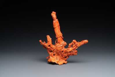 Un groupe figurant Guanyin en corail rouge sculpt&eacute;, Chine, 19/20&egrave;me