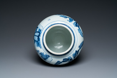 Een Chinese blauw-witte vaas met verhalend decor op houten sokkel, Transitie periode