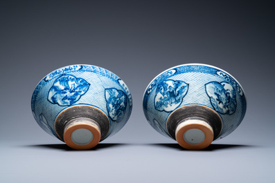 Een paar Chinese blauw-witte kommen en een famille verte vaas, 19e eeuw