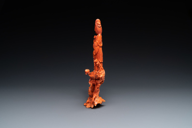 Un groupe figurant Guanyin en corail rouge sculpt&eacute;, Chine, 19/20&egrave;me