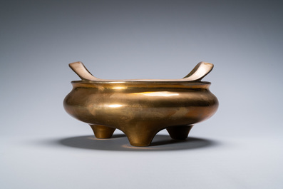 Un br&ucirc;le-parfum tripod sur socle en bronze, Chine, marque de Qianlong, Qing