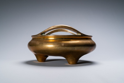 Un br&ucirc;le-parfum tripod sur socle en bronze, Chine, marque de Qianlong, Qing
