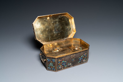 Rare coffret imp&eacute;rial en filigrane d'argent dor&eacute; et &eacute;maill&eacute; incrust&eacute; de pierres pr&eacute;cieuses, Chine, Qianlong