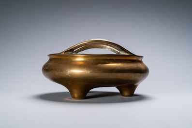 Un br&ucirc;le-parfum tripod sur socle en bronze, Chine, marque de Qianlong, Qing