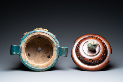 Een grote Chinese fahua wierookbrander met houten voet en deksel met kwarts dekselknop, Ming